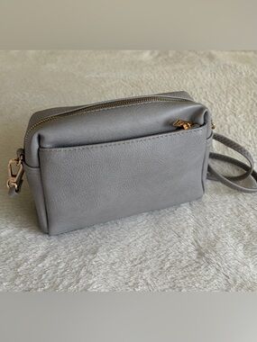 Fashionpuzzle Sleek Gray Crossbody Bag with Gold Hardware